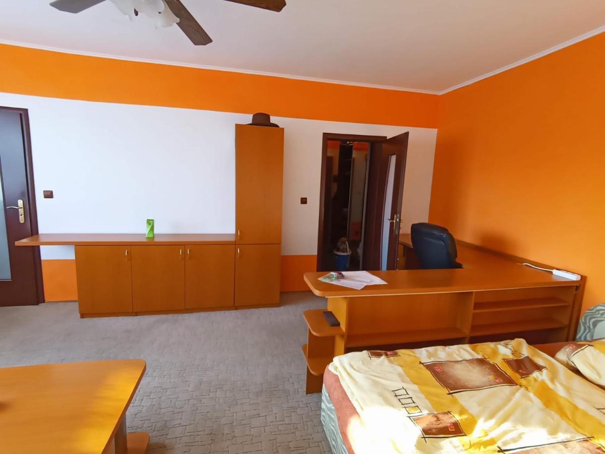 Wolf Apartman Pokojne Ubytovanie V Povazskej Bystrici Ticha Lokalita S Parkovanim Vsade Blizko Vhodne Pre Pracovne Cesty Turistiku Aj Oddych Plne Vybavena Kuchyna Povazska Bystrica Luaran gambar