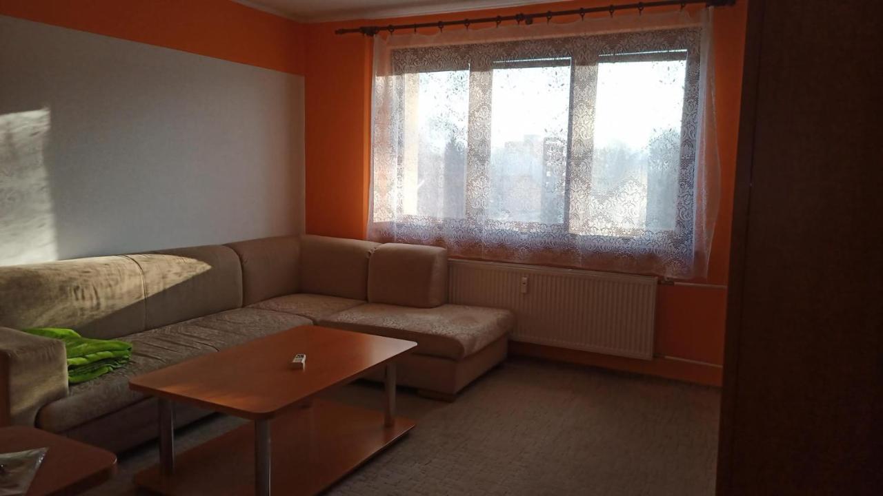 Wolf Apartman Pokojne Ubytovanie V Povazskej Bystrici Ticha Lokalita S Parkovanim Vsade Blizko Vhodne Pre Pracovne Cesty Turistiku Aj Oddych Plne Vybavena Kuchyna Povazska Bystrica Luaran gambar