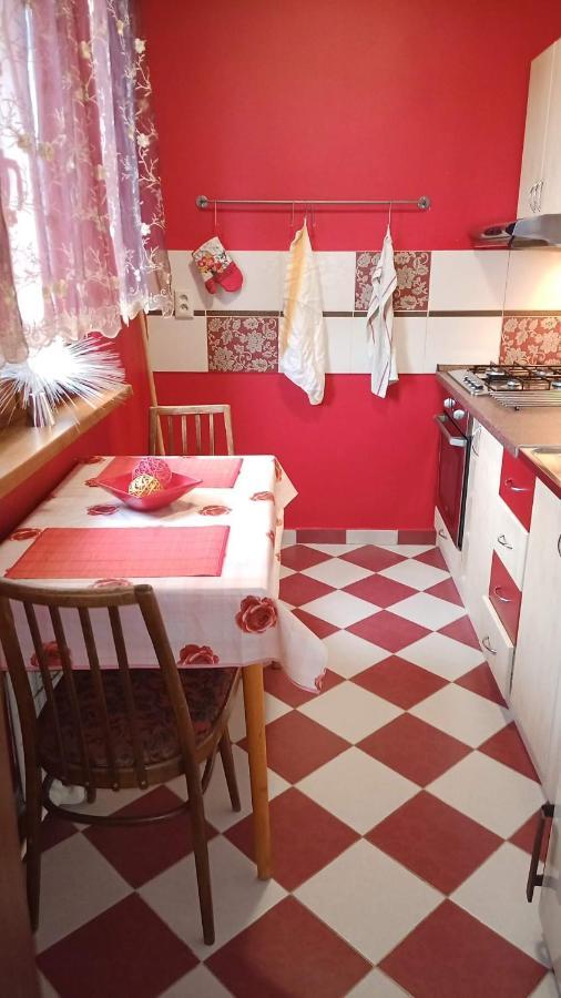 Wolf Apartman Pokojne Ubytovanie V Povazskej Bystrici Ticha Lokalita S Parkovanim Vsade Blizko Vhodne Pre Pracovne Cesty Turistiku Aj Oddych Plne Vybavena Kuchyna Povazska Bystrica Luaran gambar