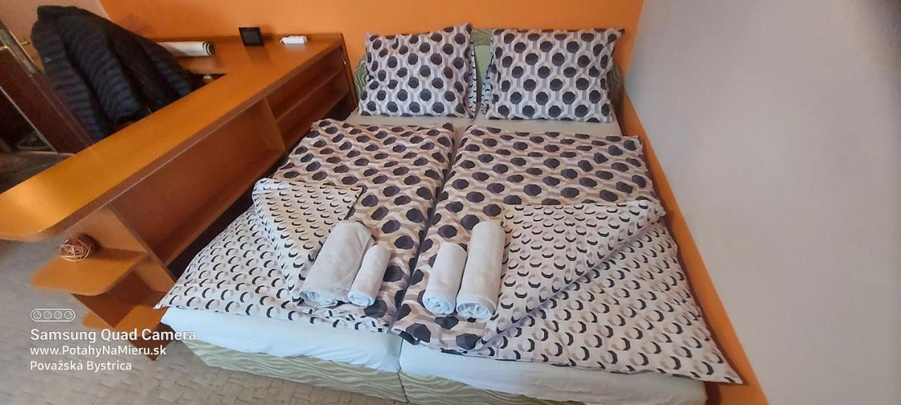 Wolf Apartman Pokojne Ubytovanie V Povazskej Bystrici Ticha Lokalita S Parkovanim Vsade Blizko Vhodne Pre Pracovne Cesty Turistiku Aj Oddych Plne Vybavena Kuchyna Povazska Bystrica Luaran gambar