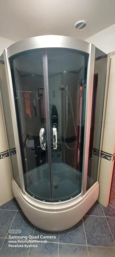 Wolf Apartman Pokojne Ubytovanie V Povazskej Bystrici Ticha Lokalita S Parkovanim Vsade Blizko Vhodne Pre Pracovne Cesty Turistiku Aj Oddych Plne Vybavena Kuchyna Povazska Bystrica Luaran gambar