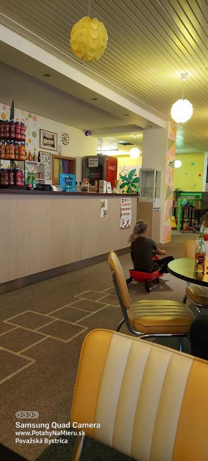 Wolf Apartman Pokojne Ubytovanie V Povazskej Bystrici Ticha Lokalita S Parkovanim Vsade Blizko Vhodne Pre Pracovne Cesty Turistiku Aj Oddych Plne Vybavena Kuchyna Povazska Bystrica Luaran gambar