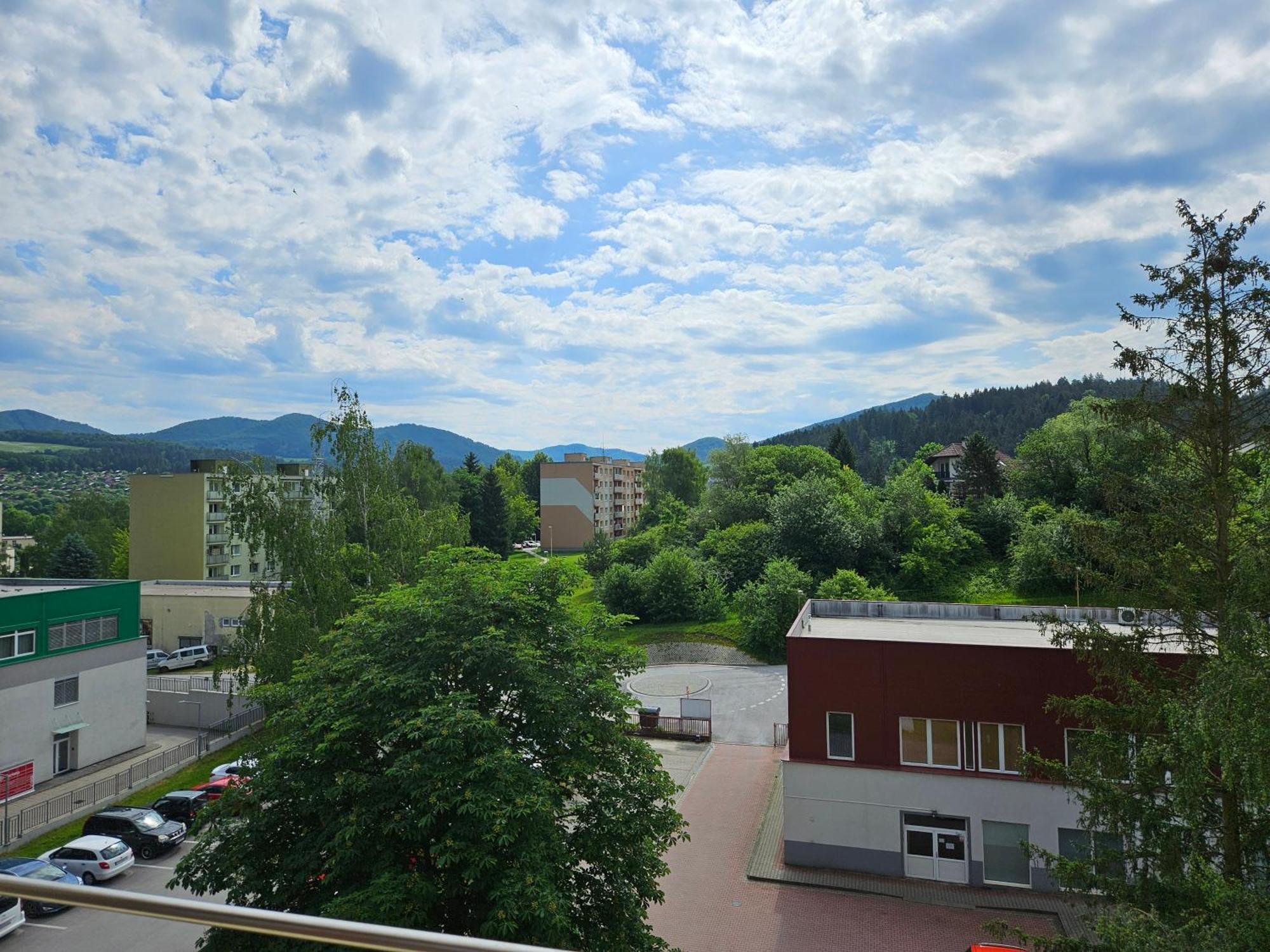 Wolf Apartman Pokojne Ubytovanie V Povazskej Bystrici Ticha Lokalita S Parkovanim Vsade Blizko Vhodne Pre Pracovne Cesty Turistiku Aj Oddych Plne Vybavena Kuchyna Povazska Bystrica Luaran gambar